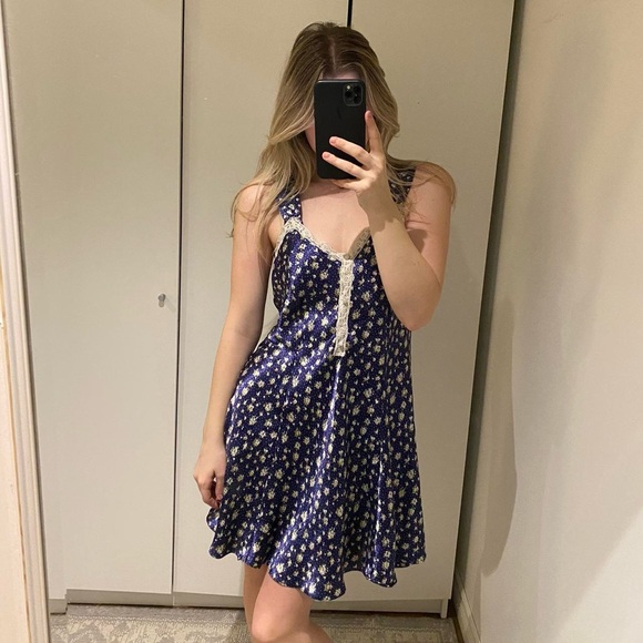 Vintage satin nightgown - Picture 2 of 8